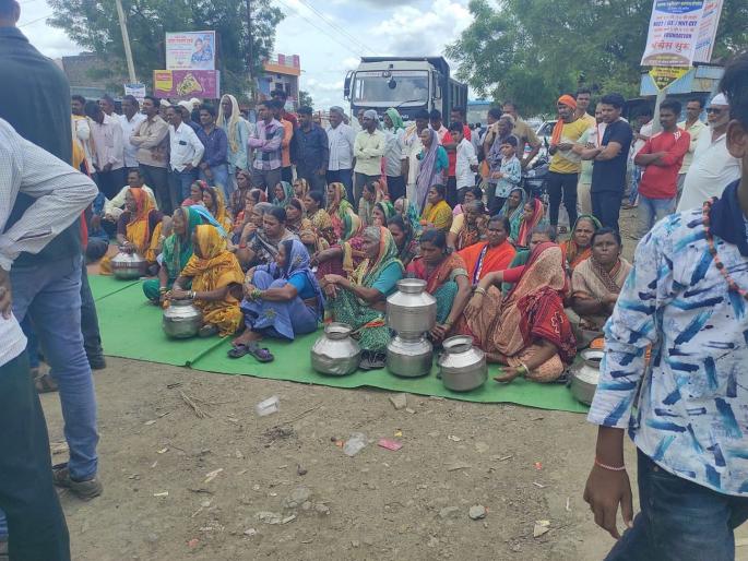Development works stalled; Block the path of the Wakadvasians | विकासात्मक कामे खोळंबली; वाकदवासियांचा रास्ता रोको Development works stalled; Block the path of the Wakadvasians | विकासात्मक कामे खोळंबली; वाकदवासियांचा रास्ता रोको