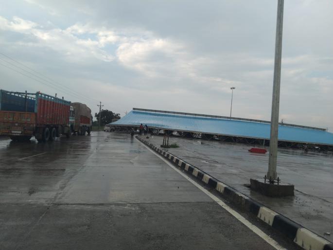 near washim the magnificent toll naka collapsed and fortunately a fatal incident was avoided | सुसाट हवा सुटली अन् भव्यदिव्य टोलनाका जमिनदोस्त; सुदैवाने जिवितहानी टळली, वाशिमनजिकची घटना near washim the magnificent toll naka collapsed and fortunately a fatal incident was avoided | सुसाट हवा सुटली अन् भव्यदिव्य टोलनाका जमिनदोस्त; सुदैवाने जिवितहानी टळली, वाशिमनजिकची घटना