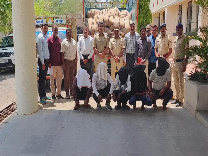 5 agricultural thieves arrested 8.90 lakhs in question seized | ५ शेतमाल चोरट्यांना अटक; ८.९० लाखांचा मुद्देमाल जप्त 5 agricultural thieves arrested 8.90 lakhs in question seized | ५ शेतमाल चोरट्यांना अटक; ८.९० लाखांचा मुद्देमाल जप्त