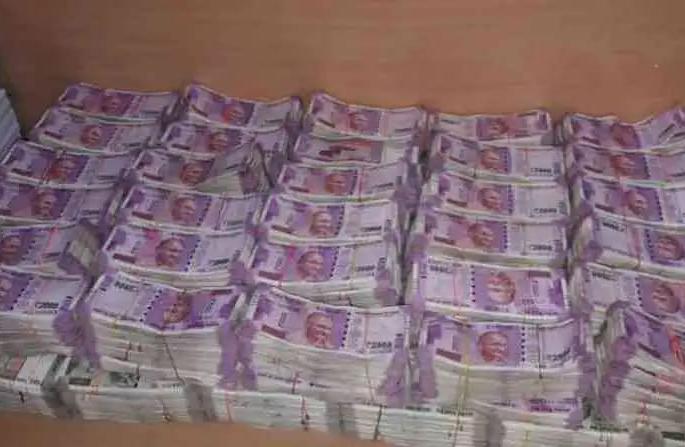 71 lakh worth of unaccounted cash seized from the vehicle! | वाहनातून ७१ लाखांची बेहिशेबी रक्कम जप्त! 71 lakh worth of unaccounted cash seized from the vehicle! | वाहनातून ७१ लाखांची बेहिशेबी रक्कम जप्त!