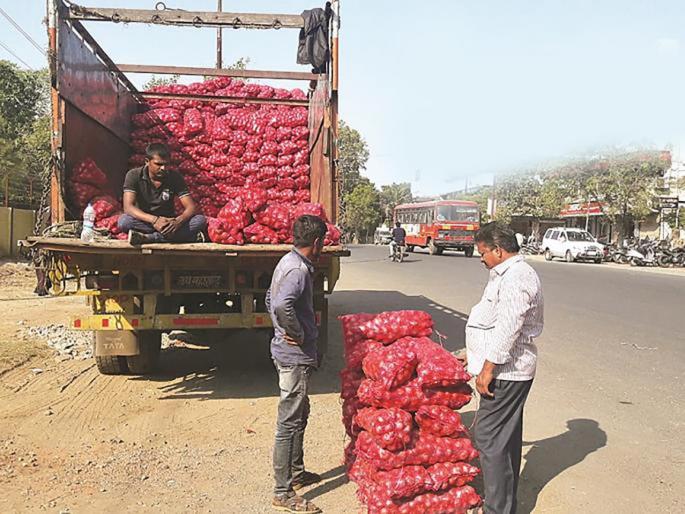 Onion of the other district sell in washim by low cost | परजिल्हयातील कांदा वाशिम शहरात; मातीमोल भावात विक्री Onion of the other district sell in washim by low cost | परजिल्हयातील कांदा वाशिम शहरात; मातीमोल भावात विक्री