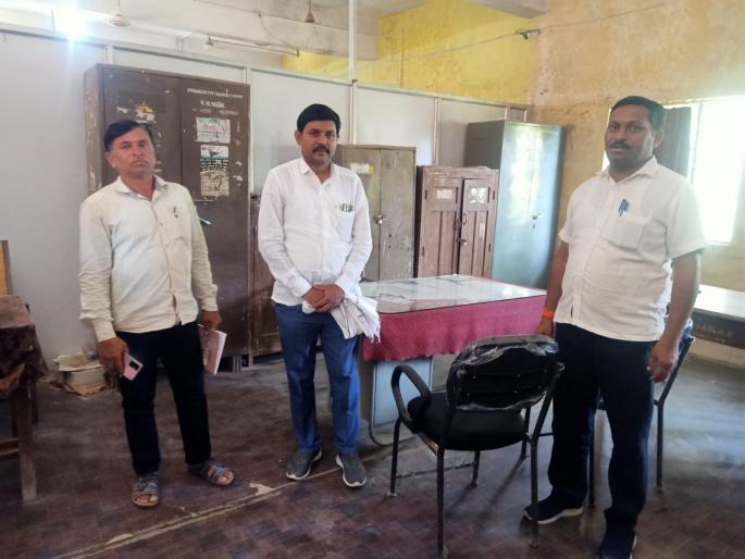 weekend employee absent visit the deputy chairman | विकेंडला कर्मचाऱ्यांची दांडी; उपसभापतींकडून झाडाझडती! weekend employee absent visit the deputy chairman | विकेंडला कर्मचाऱ्यांची दांडी; उपसभापतींकडून झाडाझडती!