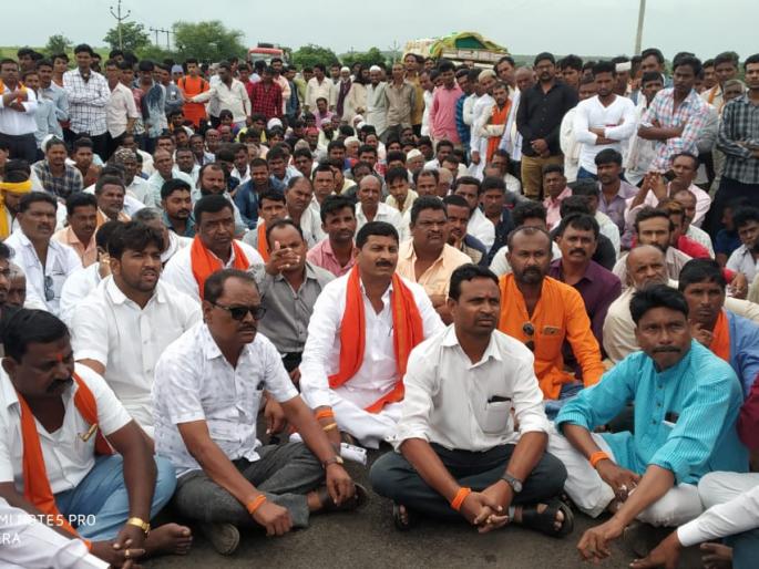 Stop Shiv Sena's agitation in mangrulpir questions related to electricity | विजेसंदर्भातील प्रश्नांवर शिवसेनेचा मंगरूळपिरात रास्ता रोको Stop Shiv Sena's agitation in mangrulpir questions related to electricity | विजेसंदर्भातील प्रश्नांवर शिवसेनेचा मंगरूळपिरात रास्ता रोको