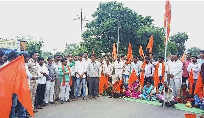 Maratha Reservation: Route-stop at Kukasa Phata in Washim district! | Maratha Reservation : वाशिम जिल्ह्यात कुकसा फाटा येथे रास्ता-रोको Maratha Reservation: Route-stop at Kukasa Phata in Washim district! | Maratha Reservation : वाशिम जिल्ह्यात कुकसा फाटा येथे रास्ता-रोको