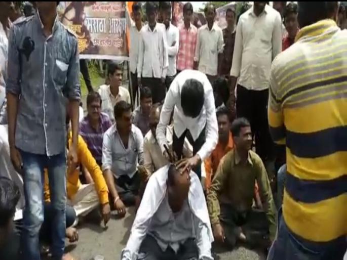 Maratha Reservation Protest in washim | Maratha Reservation Protest : किन्ही घोडमोड फाट्यावर रास्ता रोको व मुंडण! Maratha Reservation Protest in washim | Maratha Reservation Protest : किन्ही घोडमोड फाट्यावर रास्ता रोको व मुंडण!
