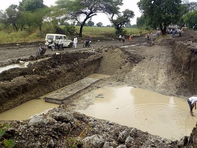 Highway traffic paralised due to rain | महामार्ग कामातील हलगर्जीचा फटका वाहतुकीला Highway traffic paralised due to rain | महामार्ग कामातील हलगर्जीचा फटका वाहतुकीला
