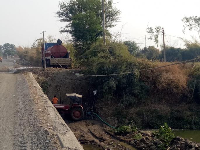 Water drainage from work of 'Jalyukt Shivar' | ‘जलयुक्त शिवार’च्या डोहातून रस्त्याच्या कामासाठी पाणी उपसा! Water drainage from work of 'Jalyukt Shivar' | ‘जलयुक्त शिवार’च्या डोहातून रस्त्याच्या कामासाठी पाणी उपसा!