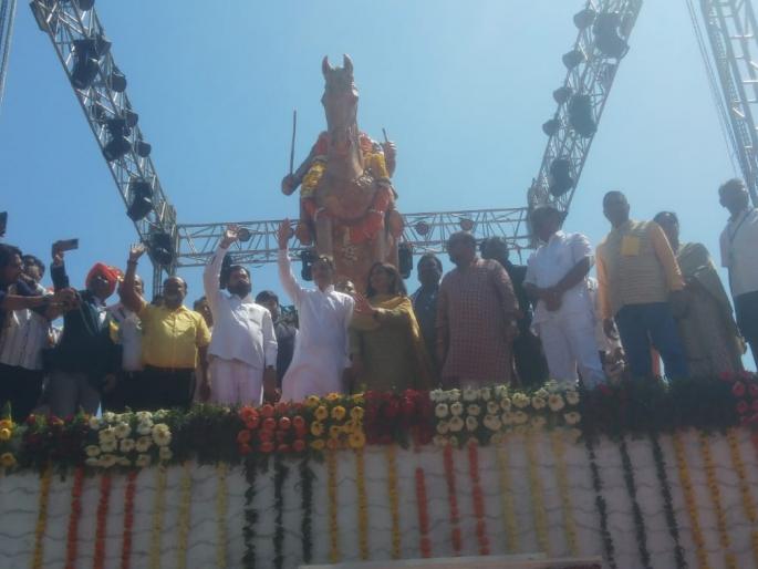The Chief Minister Eknath shinde unveiled the Equestrian Statue of Chhatrapati Shivaji Maharaj | मुख्यमंत्र्यांच्या हस्ते छत्रपती शिवाजी महाराजांच्या अश्वारुढ पुतळ्याचे अनावरण The Chief Minister Eknath shinde unveiled the Equestrian Statue of Chhatrapati Shivaji Maharaj | मुख्यमंत्र्यांच्या हस्ते छत्रपती शिवाजी महाराजांच्या अश्वारुढ पुतळ्याचे अनावरण