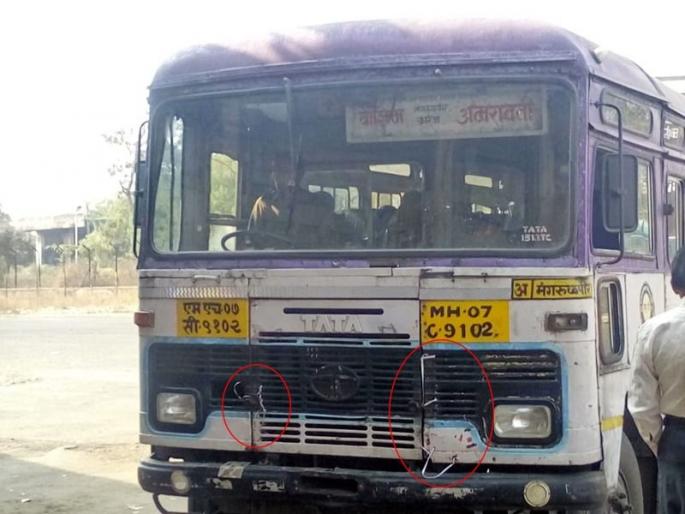 Plastic ropes are connected to the steep parts of ST in washim | बसगाड्या झाल्या भंगार; प्लास्टिक दोरीने जोडले जाताहेत एसटीचे निखळलेले भाग Plastic ropes are connected to the steep parts of ST in washim | बसगाड्या झाल्या भंगार; प्लास्टिक दोरीने जोडले जाताहेत एसटीचे निखळलेले भाग