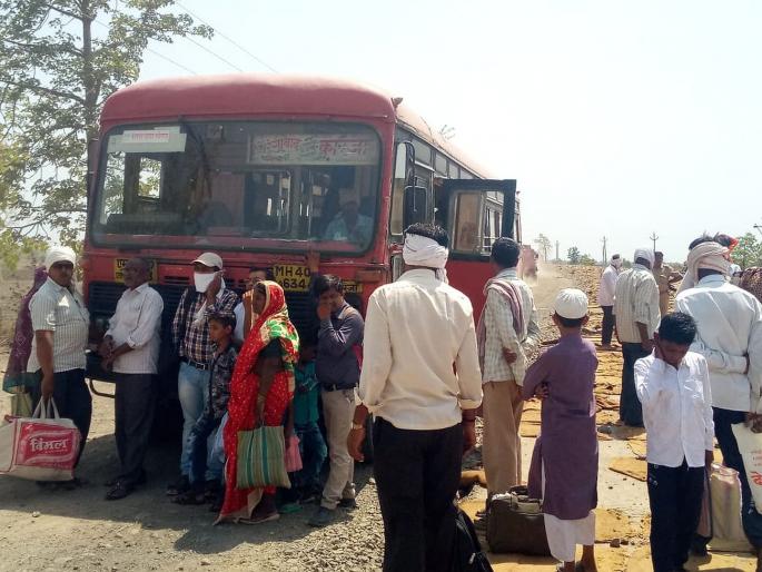 In the bus, the technical failure, the traffic of the passengers in the sun, the hour-and-a-half hours detention | बसमध्ये तांत्रिक बिघाड, प्रवाशांचे उन्हात हाल, तास-दीड तास खोळंबा In the bus, the technical failure, the traffic of the passengers in the sun, the hour-and-a-half hours detention | बसमध्ये तांत्रिक बिघाड, प्रवाशांचे उन्हात हाल, तास-दीड तास खोळंबा