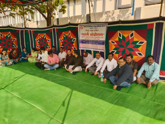 agitation of Tehsildars Naib Tehsildars for grade pay increase | ‘ग्रेड पे’ वाढीसाठी तहसिलदार, नायब तहसिलदारांचे धरणे agitation of Tehsildars Naib Tehsildars for grade pay increase | ‘ग्रेड पे’ वाढीसाठी तहसिलदार, नायब तहसिलदारांचे धरणे