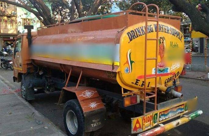 This year, only six tankers were used to solve the water shortage | यंदा केवळ सहा टॅंकरच्या आधारे निवळली पाणीटंचाई This year, only six tankers were used to solve the water shortage | यंदा केवळ सहा टॅंकरच्या आधारे निवळली पाणीटंचाई