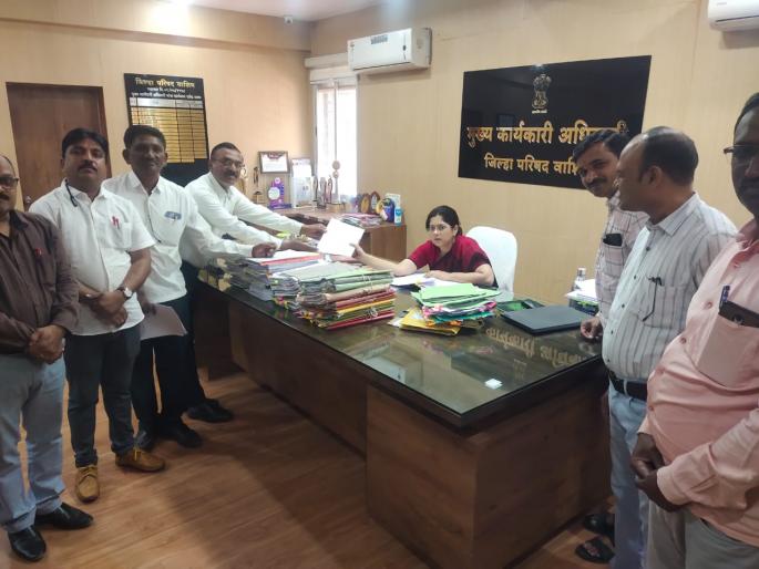 Washim Teachers strike Zilla Parishad for pending demands | वाशिम : प्रलंबित मागण्यांसाठी शिक्षक धडकले जिल्हा परिषदेत ! Washim Teachers strike Zilla Parishad for pending demands | वाशिम : प्रलंबित मागण्यांसाठी शिक्षक धडकले जिल्हा परिषदेत !