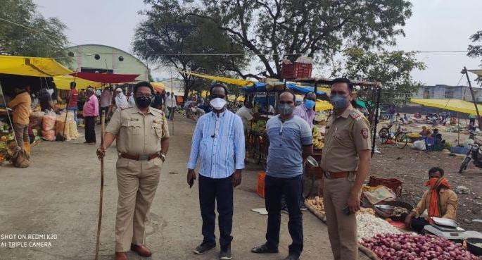 Fruit and vegetable sellers will also be corona tested | फळ, भाजीपाला विक्रेत्यांचीही होणार कोरोना चाचणी Fruit and vegetable sellers will also be corona tested | फळ, भाजीपाला विक्रेत्यांचीही होणार कोरोना चाचणी