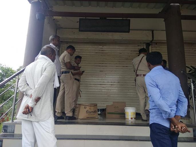 In Washim city Theft in four shops at one night | वाशिम शहरात एकाच रात्री चार दुकाने फोडली