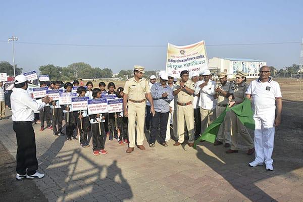 'Great Walkthrough' for the awareness of traffic rules in Washim! | वाशिममध्ये वाहतूक नियम जागृतीसाठी ‘महा वॉकेथॉन’! 'Great Walkthrough' for the awareness of traffic rules in Washim! | वाशिममध्ये वाहतूक नियम जागृतीसाठी ‘महा वॉकेथॉन’!
