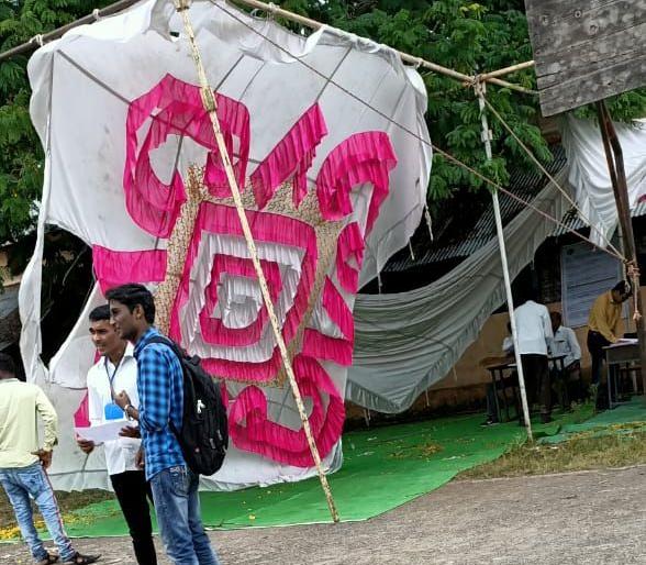 The raising of the monkey; Pavilion set up for information center collapsed! | माकडांचा उच्छाद; माहिती केंद्रासाठी उभारण्यात आलेला मंडप कोसळला! The raising of the monkey; Pavilion set up for information center collapsed! | माकडांचा उच्छाद; माहिती केंद्रासाठी उभारण्यात आलेला मंडप कोसळला!