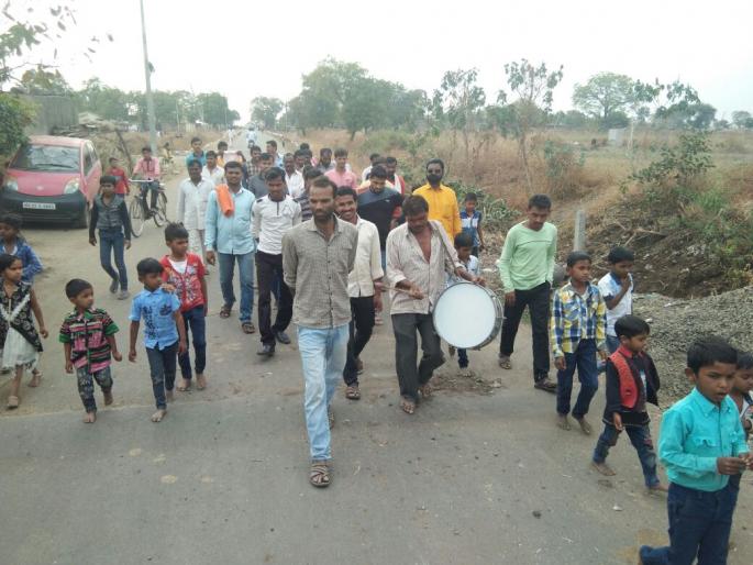Washim: Messages of cleanliness given on the accession of Makar Sankranti | वाशिम: मकर संक्रांतीच्या औचित्यावर राजगाववासियांनी दिला स्वच्छतेचा संदेश Washim: Messages of cleanliness given on the accession of Makar Sankranti | वाशिम: मकर संक्रांतीच्या औचित्यावर राजगाववासियांनी दिला स्वच्छतेचा संदेश