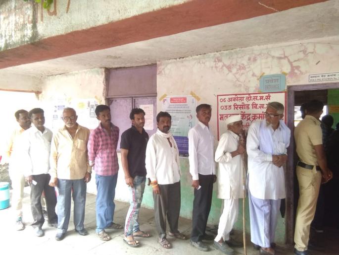 Washim district average 30% voting! | Maharashtra Assembly Election 2019: वाशिम जिल्ह्यात सरासरी ३० टक्के मतदान ! Washim district average 30% voting! | Maharashtra Assembly Election 2019: वाशिम जिल्ह्यात सरासरी ३० टक्के मतदान !