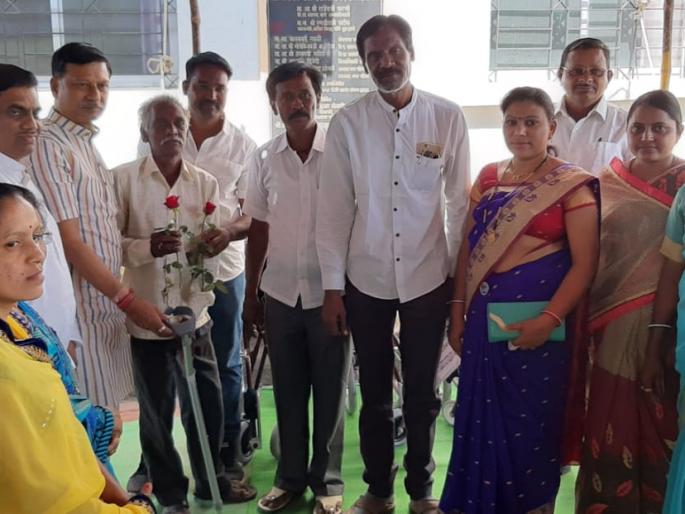 Bicycle, wheelchair allocation to beneficiaries by Municipal Council | नगरपरिषदेच्यावतिने लाभार्थ्यांना सायकल,व्हिलचेअरचे वाटप