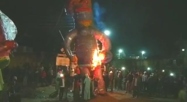 Ravana, Kumbhakarna's efigy burnt of Bhaiji Maharaj Yatra | तर्हाळा येथे भायजी महाराज यात्रा महोत्सवनिमित्त झाले रावण, कुंभकर्णाचे दहन Ravana, Kumbhakarna's efigy burnt of Bhaiji Maharaj Yatra | तर्हाळा येथे भायजी महाराज यात्रा महोत्सवनिमित्त झाले रावण, कुंभकर्णाचे दहन