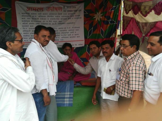 Fasting ahead of Washim Zilla Parishad! | वाशिम जिल्हा परिषदेसमोरील उपोषणाची सांगता ! Fasting ahead of Washim Zilla Parishad! | वाशिम जिल्हा परिषदेसमोरील उपोषणाची सांगता !