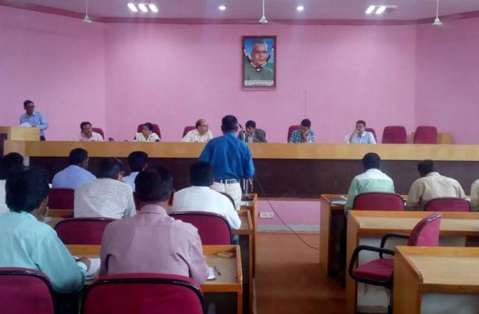 Washim: 'hanging sword' to take action against Gram Sevaks who are facing hurdi | वाशिम : हगणदरीमुक्तीत अडथळा ठरणा-या ग्रामसेवकांवर कारवाईची ‘टांगती तलवार’! Washim: 'hanging sword' to take action against Gram Sevaks who are facing hurdi | वाशिम : हगणदरीमुक्तीत अडथळा ठरणा-या ग्रामसेवकांवर कारवाईची ‘टांगती तलवार’!