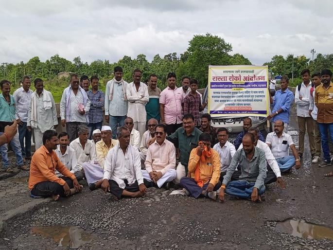 Washim: Empire of pits on Katepurna river bridge: Block the road on the bridge itself; Will it be fixed now? | Washim: काटेपूर्णा नदीच्या पुलावर खड्ड्यांचे साम्राज्य: पुलावरच रास्ता रोको; आतातरी दुरुस्ती होईल का? Washim: Empire of pits on Katepurna river bridge: Block the road on the bridge itself; Will it be fixed now? | Washim: काटेपूर्णा नदीच्या पुलावर खड्ड्यांचे साम्राज्य: पुलावरच रास्ता रोको; आतातरी दुरुस्ती होईल का?