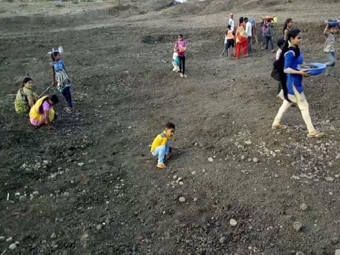 three year old contributes for revival of lake | कशासाठी पाण्यासाठी! ३ वर्षांच्या चिमुकल्याचा श्रमदानात सहभाग