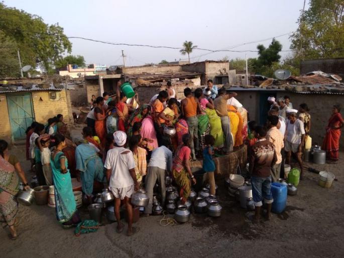 Deadly crowd on the well for water in washim | पाण्यासाठी विहिरीवर जीवघेणी गर्दी Deadly crowd on the well for water in washim | पाण्यासाठी विहिरीवर जीवघेणी गर्दी