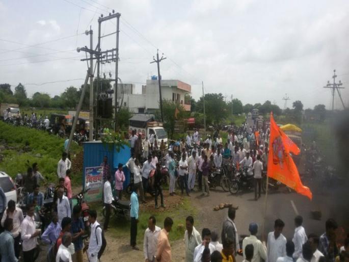 Maratha Reservation Protest: Tire burns at Risod in Washim district, traffic jam on highway | Maratha Reservation Protest : वाशिम जिल्ह्यातील रिसोड येथे टायर जाळले, महामार्गावरील वाहतूक ठप्प Maratha Reservation Protest: Tire burns at Risod in Washim district, traffic jam on highway | Maratha Reservation Protest : वाशिम जिल्ह्यातील रिसोड येथे टायर जाळले, महामार्गावरील वाहतूक ठप्प