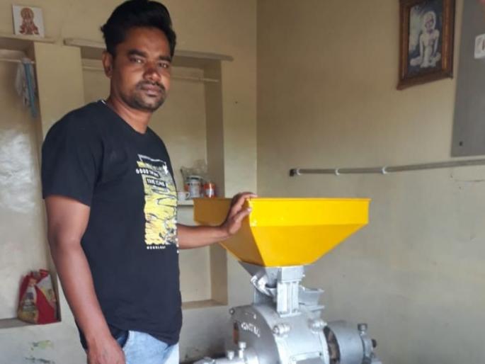 Traditional business ‘lockdown’; youth now run flour mill | पारंपरिक व्यवसाय ‘लॉकडाऊन’; फेटे बांधणाऱ्याने टाकली पीठ गिरणी Traditional business ‘lockdown’; youth now run flour mill | पारंपरिक व्यवसाय ‘लॉकडाऊन’; फेटे बांधणाऱ्याने टाकली पीठ गिरणी
