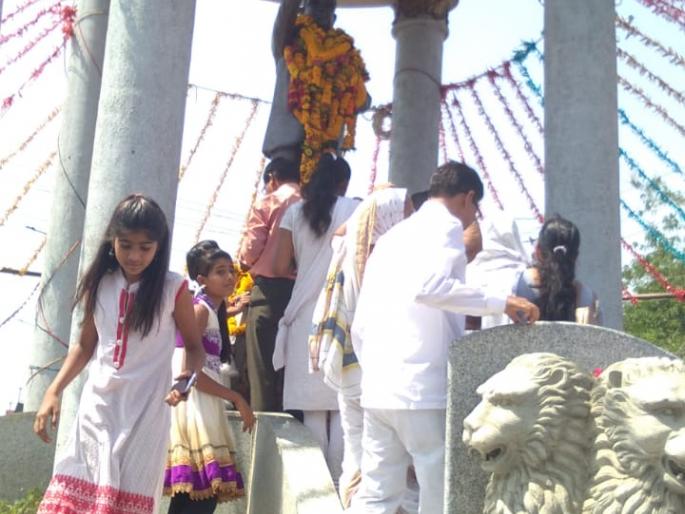 Thousands of followers greetings to Babasaheb! | हजारो अनुयायांचे बाबासाहेबांना अभिवादन ! Thousands of followers greetings to Babasaheb! | हजारो अनुयायांचे बाबासाहेबांना अभिवादन !