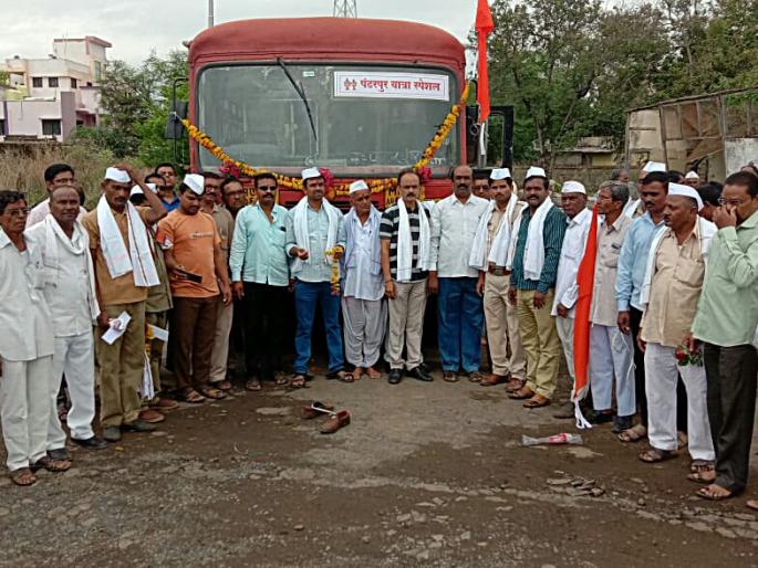 First bus departs from Washim for Pandharpur Yatra | पंढरपूर यात्रेसाठी वाशिम आगारातून पहिली बस रवाना First bus departs from Washim for Pandharpur Yatra | पंढरपूर यात्रेसाठी वाशिम आगारातून पहिली बस रवाना