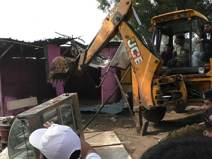 Anti-encroachment campaign in Washim city | वाशिम शहरात अतिक्रमण हटाव मोहिम Anti-encroachment campaign in Washim city | वाशिम शहरात अतिक्रमण हटाव मोहिम
