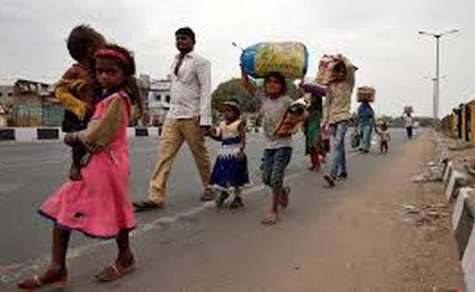50,000 returning workers in Washim district has no work | वाशिम जिल्ह्यात परतलेल्या ५० हजार मजुरांवर उपासमारीची वेळ! 50,000 returning workers in Washim district has no work | वाशिम जिल्ह्यात परतलेल्या ५० हजार मजुरांवर उपासमारीची वेळ!