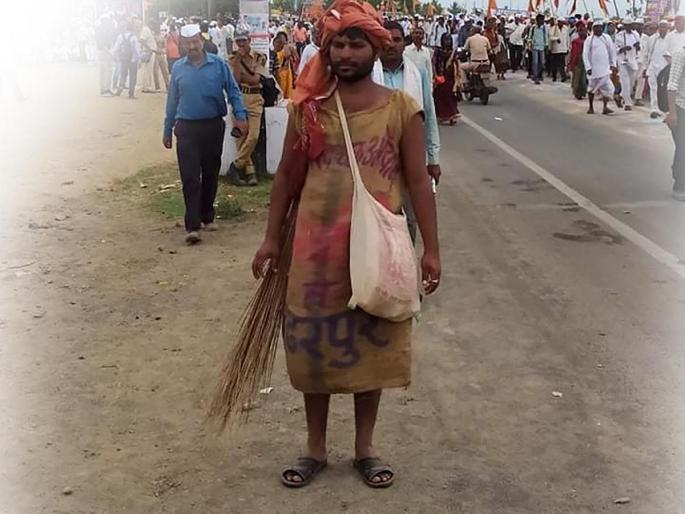 Cleanliness message Washim youth in Pandharpur | वाशिमच्या युवकातर्फे पंढरपुरात स्वच्छता संदेश Cleanliness message Washim youth in Pandharpur | वाशिमच्या युवकातर्फे पंढरपुरात स्वच्छता संदेश