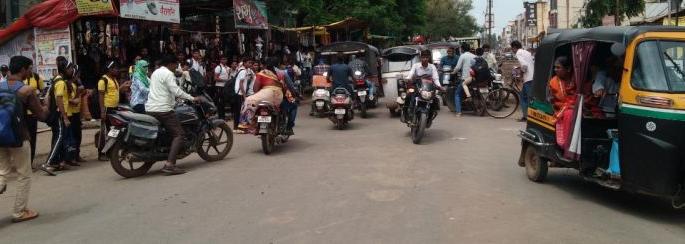 Speedy Vehicles in washim city; accident can happend | सुसाट वेगातील वाहनांमुळे विद्यार्थ्यांचा जीव धोक्यात! Speedy Vehicles in washim city; accident can happend | सुसाट वेगातील वाहनांमुळे विद्यार्थ्यांचा जीव धोक्यात!