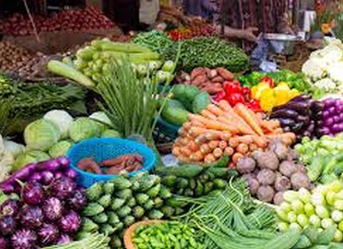 Vegetable prices continue to rise; Housewives' budgets fell | भाजीपाल्याच्या दरात वाढ सुरूच; गृहिणींचे बजेट घसरले Vegetable prices continue to rise; Housewives' budgets fell | भाजीपाल्याच्या दरात वाढ सुरूच; गृहिणींचे बजेट घसरले