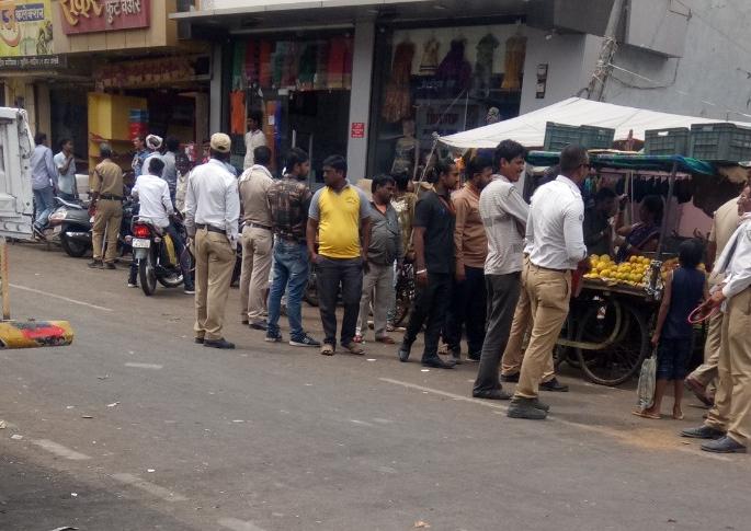 Transporting vehicles, hawkers deleted from road | वाहतूक प्रभावित करणारी वाहने, फेरीवाल्यांना हटविले     