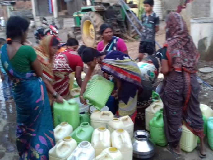 Water supply for villagers by spentin own money | ग्रामस्थांची तहान भागविण्यासाठी स्वखर्चाने खोदल्या कुपनलिका Water supply for villagers by spentin own money | ग्रामस्थांची तहान भागविण्यासाठी स्वखर्चाने खोदल्या कुपनलिका