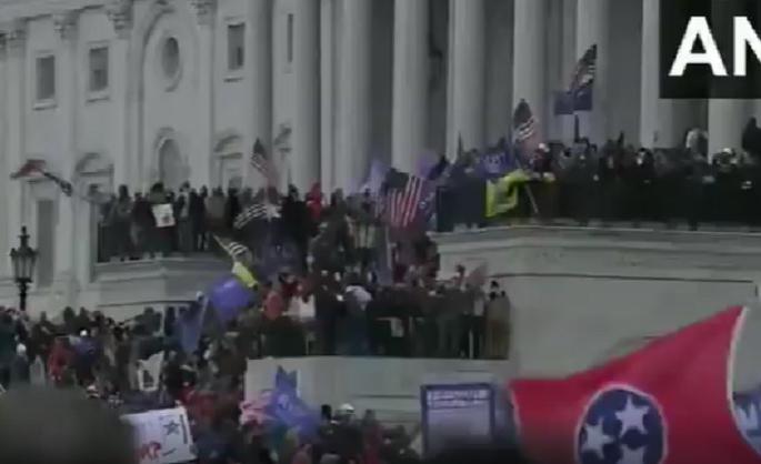violence At Us Capitol Protests By Pro Trump Demonstrators Washington Dc Woman Died In Shot Joe Bidens Electoral Victory | US Capitol: डोनाल्ड ट्रम्प समर्थकांचा कॅपिटल बिल्डिंगमध्ये धूडगूस, गोळीबारात एका महिलेचा मृत्यू violence At Us Capitol Protests By Pro Trump Demonstrators Washington Dc Woman Died In Shot Joe Bidens Electoral Victory | US Capitol: डोनाल्ड ट्रम्प समर्थकांचा कॅपिटल बिल्डिंगमध्ये धूडगूस, गोळीबारात एका महिलेचा मृत्यू