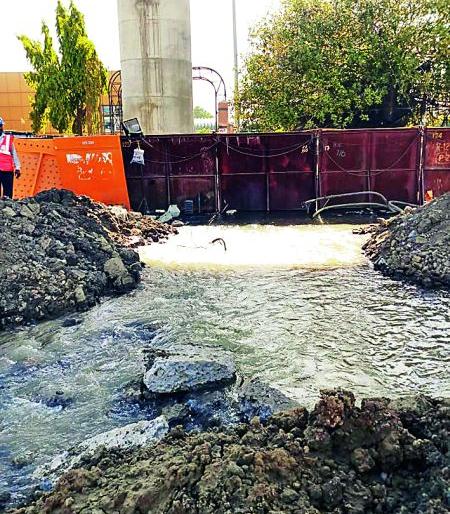 Due to burst of water line millions of liters water wasted in Nagpur | नागपुरात जलवाहिनी फुटल्याने लाखो लिटर पाण्याची नासाडी Due to burst of water line millions of liters water wasted in Nagpur | नागपुरात जलवाहिनी फुटल्याने लाखो लिटर पाण्याची नासाडी