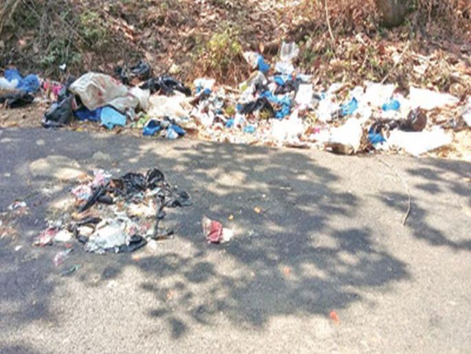 'A' Swachh Bharat Abhiyan: tourist harbors due to the rubbish of roads | 'अ'स्वच्छ भारत अभियान : गोव्यात रस्त्याकडील कच-याच्या ढिगा-यामुळे पर्यटक हैराण 'A' Swachh Bharat Abhiyan: tourist harbors due to the rubbish of roads | 'अ'स्वच्छ भारत अभियान : गोव्यात रस्त्याकडील कच-याच्या ढिगा-यामुळे पर्यटक हैराण