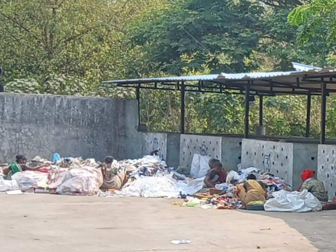 Waste segregation in Ulhasnagar Women garbage collectors work without health and safety equipment | उल्हासनगरात कचऱ्याचे विलगीकरण कचरावेचक महिलांच्या जिवावर Waste segregation in Ulhasnagar Women garbage collectors work without health and safety equipment | उल्हासनगरात कचऱ्याचे विलगीकरण कचरावेचक महिलांच्या जिवावर