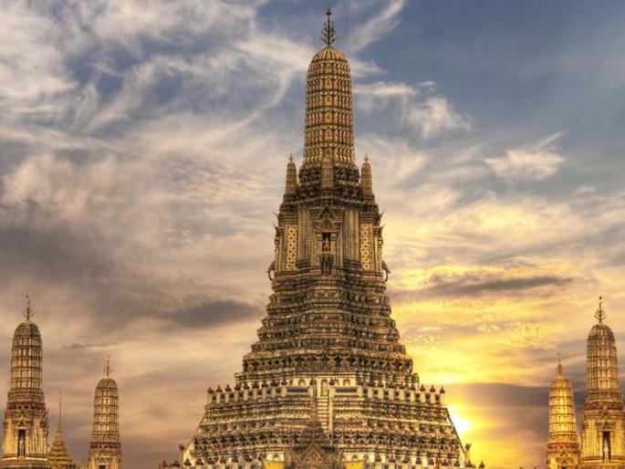 two arrested from bangcock thailand airport clicking semi-nude photos front of buddha temple | बुध्दमंदिराबाहेर अश्लिल फोटो काढल्याप्रकरणी दोघांना एअरपोर्टवरुन अटक two arrested from bangcock thailand airport clicking semi-nude photos front of buddha temple | बुध्दमंदिराबाहेर अश्लिल फोटो काढल्याप्रकरणी दोघांना एअरपोर्टवरुन अटक