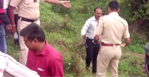 Two drunk laborers who went to the water drowned in a well | पाण्यासाठी गेलेल्या दोघा ऊसतोड मजुरांचा विहिरीत बुडून मृत्यू Two drunk laborers who went to the water drowned in a well | पाण्यासाठी गेलेल्या दोघा ऊसतोड मजुरांचा विहिरीत बुडून मृत्यू