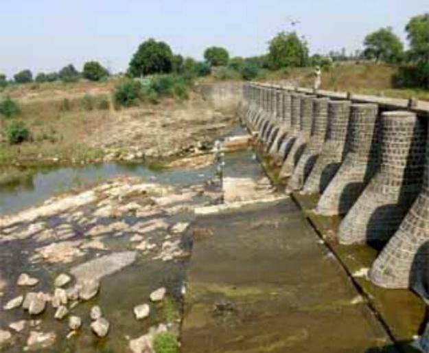 Failure of the administration to stop leakage of 18 dams in Sangola taluka, drying up | सांगोला तालुक्यातील १८ बंधारे कोरडे ठणठणीत, पाण्याची गळती रोखण्यात प्रशासनाला आले अपयश Failure of the administration to stop leakage of 18 dams in Sangola taluka, drying up | सांगोला तालुक्यातील १८ बंधारे कोरडे ठणठणीत, पाण्याची गळती रोखण्यात प्रशासनाला आले अपयश