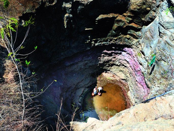 A lot of spills of waterfall for water | घोटभर पाण्यासाठी चिमुकल्यांची कोसभर धावपळ