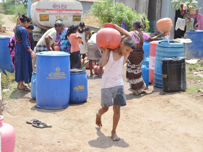 Deep shortage of water in Solapur; Solarpunkers have to make a move if tankers come! | सोलापुरात पाण्याची टंचाई; टँकर आल्यास सोलापूरकरांना करावी लागतेय धावपळ ! Deep shortage of water in Solapur; Solarpunkers have to make a move if tankers come! | सोलापुरात पाण्याची टंचाई; टँकर आल्यास सोलापूरकरांना करावी लागतेय धावपळ !
